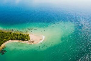 horisont hamn antenn lugn fångar skön strand sand från ovan, en lugn gobeläng av kust skönhet foto