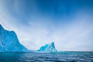 majestätisk is klippor krönt förbi en Häftigt atmosfär, inramade förbi de skön hav och himmel, framkallning en harmonisk panorama av naturens isig prakt och oceanisk prakt foto