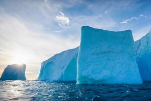 majestätisk is klippor krönt förbi en Häftigt atmosfär, inramade förbi de skön hav och himmel, framkallning en harmonisk panorama av naturens isig prakt och oceanisk prakt foto