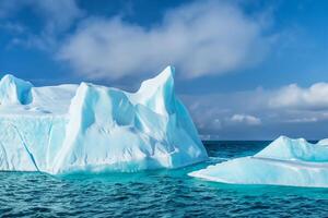 majestätisk is klippor krönt förbi en Häftigt atmosfär, inramade förbi de skön hav och himmel, framkallning en harmonisk panorama av naturens isig prakt och oceanisk prakt foto