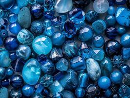 blå pärlor och stenar för framställning Smycken. hobbies och hantverk. estetisk Foto, närbild foto