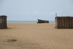 fiskare båt på de strand i benin foto