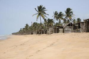 fiskare hus på de strand i benin foto