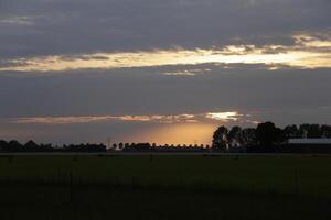 färgrik solnedgång i de nederländerna foto