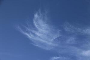 blå himmel med några moln foto
