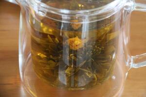 kinesisk blomma te i en te pott foto