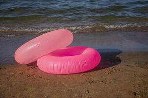 barns simning ringar. rosa uppblåsbar cirklar för strand. foto