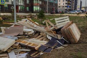 sopor är liggande i de stad Nästa till bostads- byggnader foto