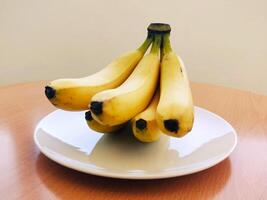 mogen bananer. exotisk tropisk gul frukt. banan symbol av hälsa vård och välbefinnande. foto