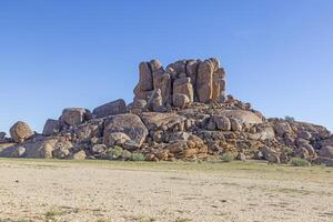 bild av en oländig sten bildning i de savann i de söder av namibia nära fisk flod kanjon under en blå himmel foto