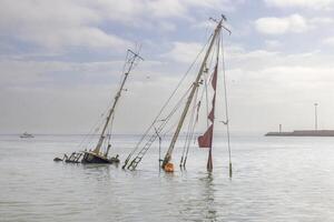 bild av en nedsänkt segling Yacht med master fastnar ut av de vatten nära walvis bukt i namibia foto