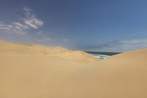 bild av de sanddyner av smörgås hamn i namibia på de atlanten kust under de dag foto