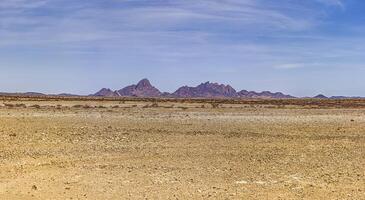 panorama- bild av de Spitzkoppe i namibia under de dag mot en blå himmel foto