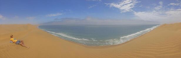 bild av de sanddyner av smörgås hamn i namibia på de atlanten kust under de dag foto