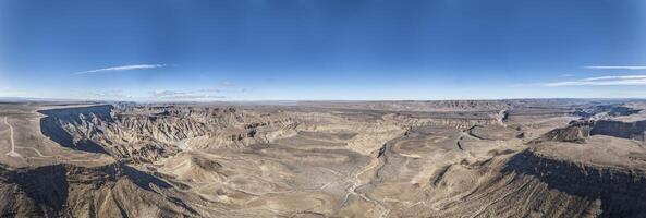 panorama- Drönare bild av de fisk flod kanjon i namibia tagen från de övre kant av de söder sida foto