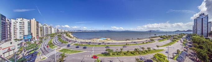 panorama- bild av de kust motorväg i de brasiliansk stad av florianopolis från ett upphöjd placera foto