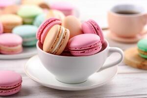 färgrik macarons på vit trä- bakgrund .. foto