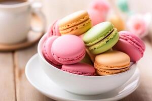 färgrik macarons på vit trä- bakgrund .. foto