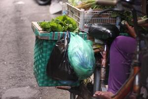 försäljning varor av cykel vegetabiliska säljare i indonesien foto