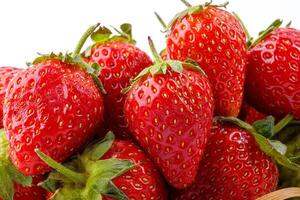skön och mogen röd jordgubbar på en vit bakgrund foto