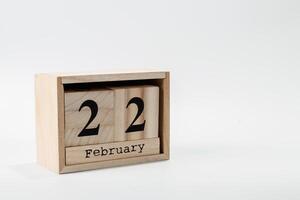 trä- kalender februari 22 på en vit bakgrund foto