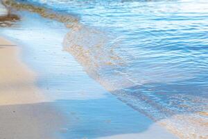 skön strand gul sand med hav vågor foto