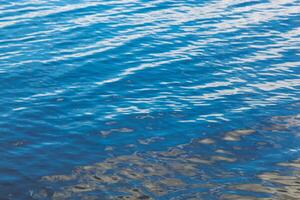 skön hav landskap med vågor av blå Färg foto