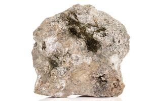 makro av en mineral sten vesuvianit på en vit bakgrund foto