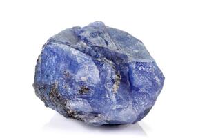 makro blå turmalin mineral sten på vit bakgrund foto