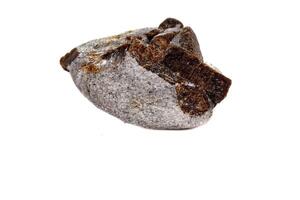makro mineral sten staurolit på en vit bakgrund foto