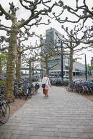 Gent, Belgien, Maj 5, 2022, virginie älskande byggnad, flamländska gemenskap centrum, parkering massa med cyklar i stad foto