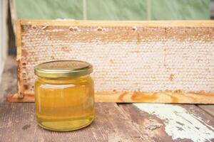 full vaxkaka och burk av honung, organisk befäst biodling produkt för friska äter, alternativ medicin foto