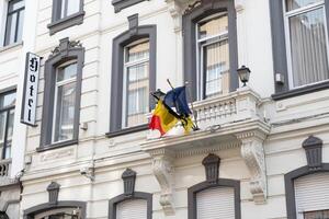 belgisk och europeisk flaggor på de balkong av de historisk station hotell byggnad i aalst belgien på solig sommar dag foto