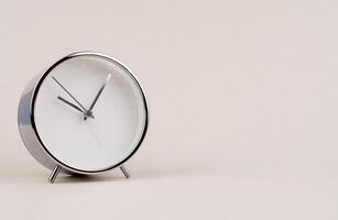 tid hand visar stående tid. hög kvalitet studio Foto av en klocka. de begrepp av tid och de regler av tid i arbete
