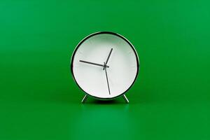 tid hand visar stående tid. hög kvalitet studio Foto av en klocka. de begrepp av tid och de regler av tid i arbete