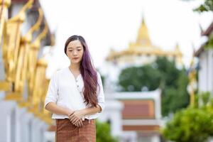 buddist asiatisk kvinna är håller på med gående meditation runt om tempel för fred och lugn religion öva foto