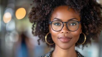 en kvinna bär glasögon engagerande med de visare genom direkt öga Kontakt foto