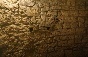 slaveri och träldom stark stål gammal fjättrar på sten vägg i slott källare foto