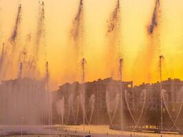 stor fontäner på de artificiell damm, upplyst förbi solljus på solnedgång i Tasjkent stad parkera på sommartid. foto