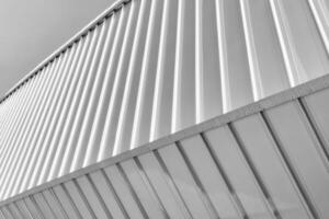 svart och vit modern byggnad täckt med metall aluminium paneler. foto