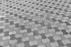 de textur av en sten gammal trottoar med en perspektiv. svart och vit. foto