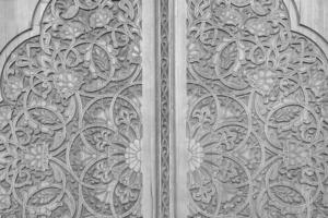 svart och vit ristade trä- dörrar med mönster och mosaiker. foto