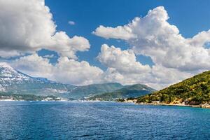 bukt av kotor i de adriatisk hav, montenegro. hav kryssning nära de kust. foto