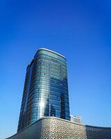uzbekistan, Tasjkent - april 27, 2023 byggnad av hotell hilton på en blå himmel bakgrund i Tasjkent stad. foto