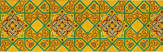 geometrisk traditionell islamic prydnad på en bricka. fragment av en keramisk mosaik.abstrakt bakgrund. foto
