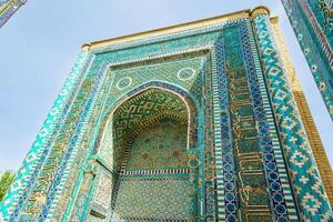 de gammal mausoleum av shakh-i-zinda, de grav av levande kung, under de regera av amir temur i samarkand. begravningsplats båge dekorerad med geometrisk islamic orientalisk prydnad. foto