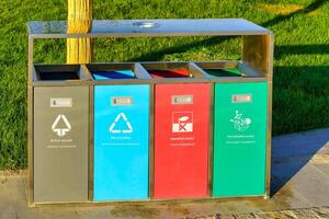 järn behållare för separat avfall samling. avfall återvinning. foto