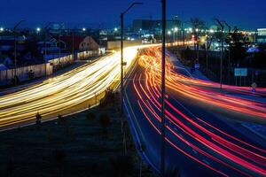 bil trafik ljus på natt stad. foto