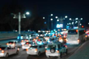 suddig bil trafik ljus på natt stad. trafik sylt i kväll rusa timme. foto