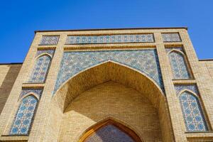 ingång till moskéer tillverkad av tegel mot en blå himmel. foto
